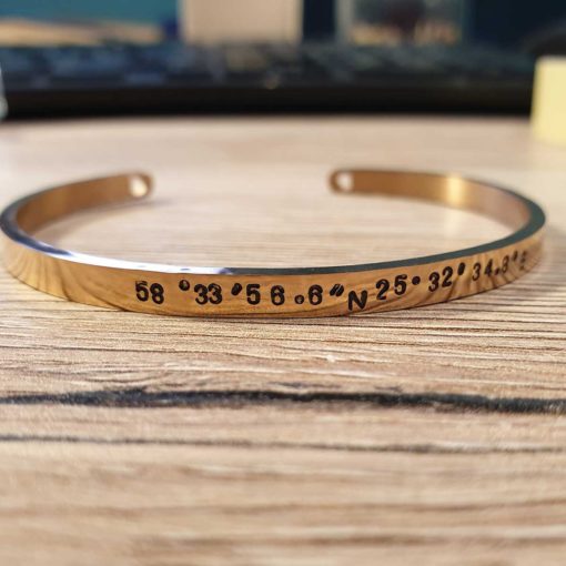 Metallist sõnumiga käevõrud