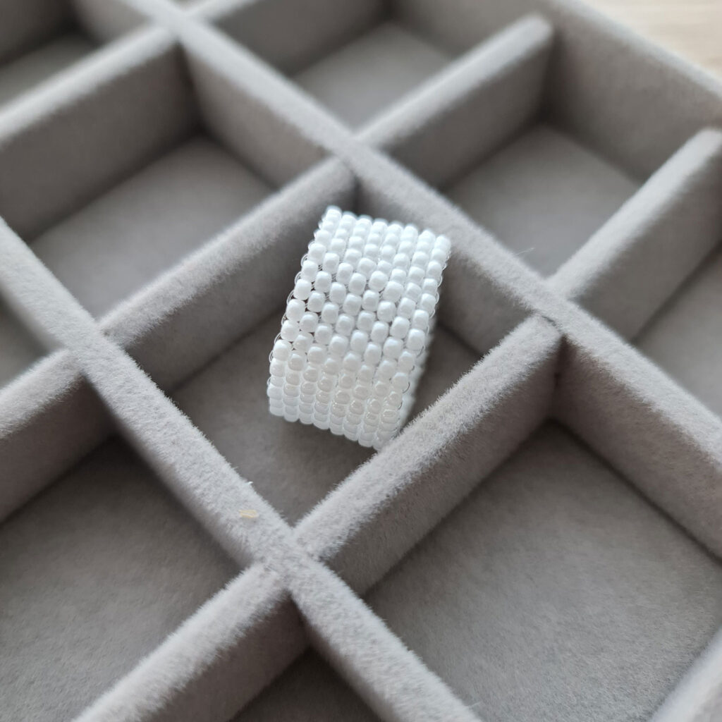 White seed bead ring | RAdezain