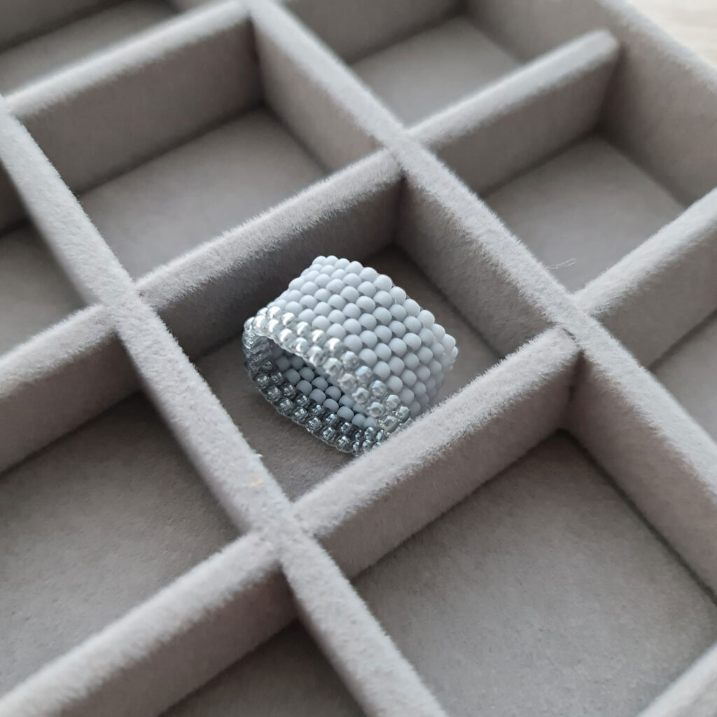 Grey seed bead ring | RAdezain