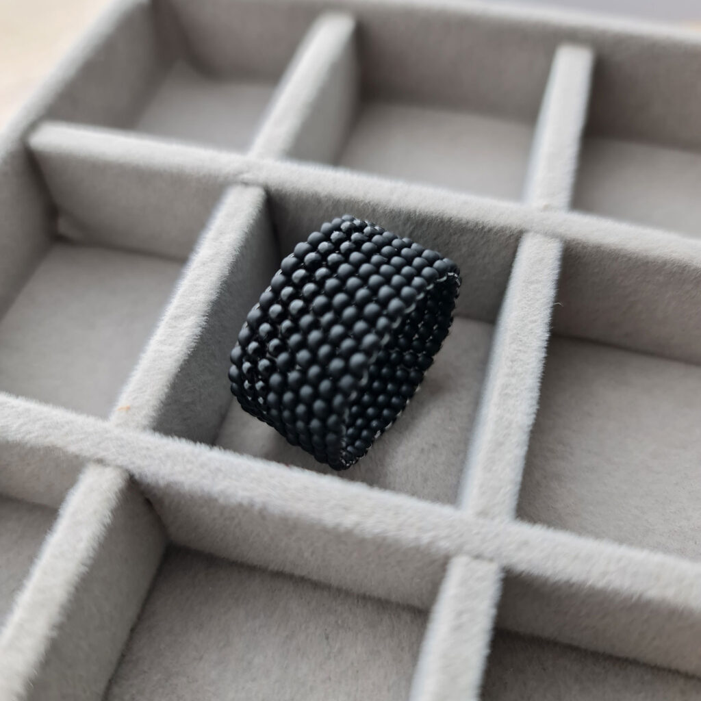 Black seed bead ring | RAdezain