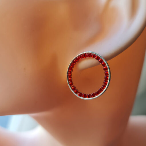 Alternative view of Hõbedased ümmargused kõrvarõngad - punane