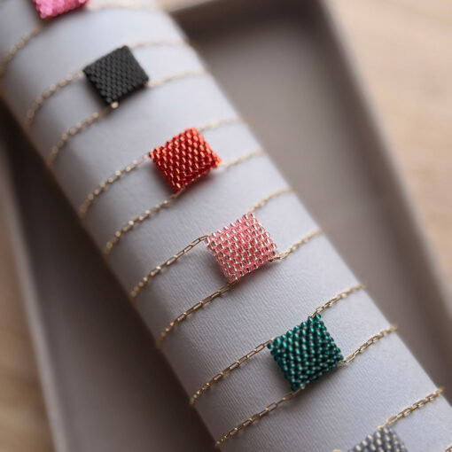 Vastus käevõru kuldse ketiga