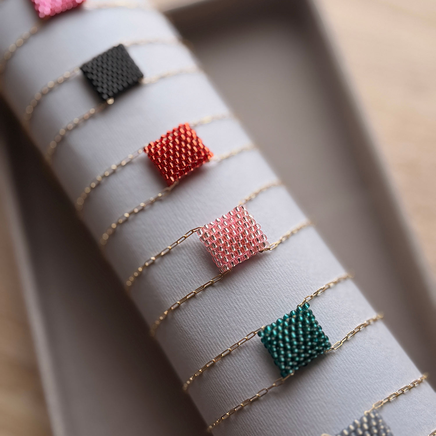 Vastus käevõru kuldse ketiga