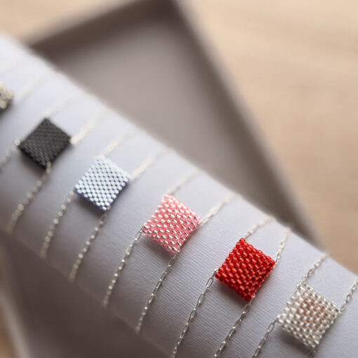 Vastus käevõru hõbedase ketiga